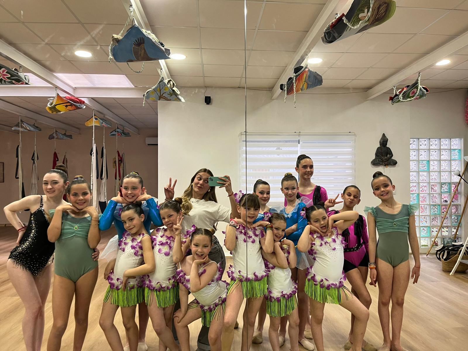 Natalia Roig con el grupo de gimnasia rítmica de Algemesí