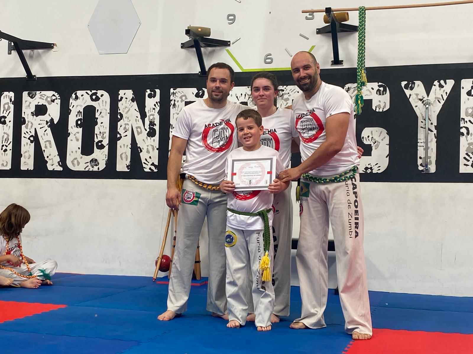 Toni Sospedra junto a alumnos y profesores de Capoeira