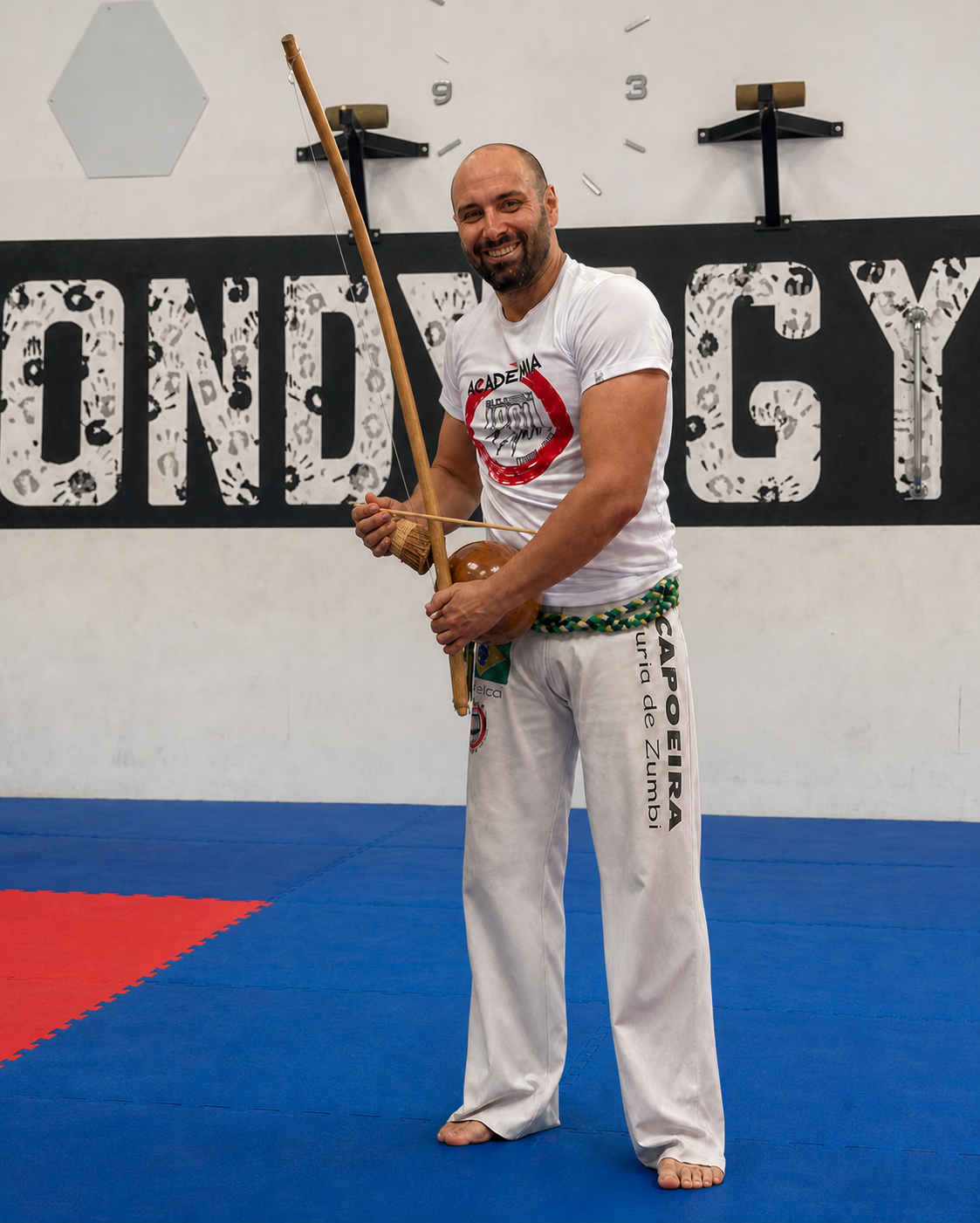 Toni Sospedra con un berimbau en su gimnasio de Capoeira